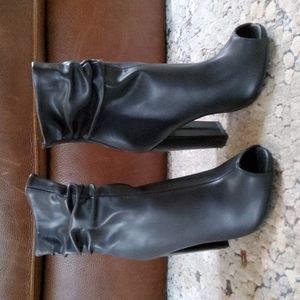 NWOT F5J black boots